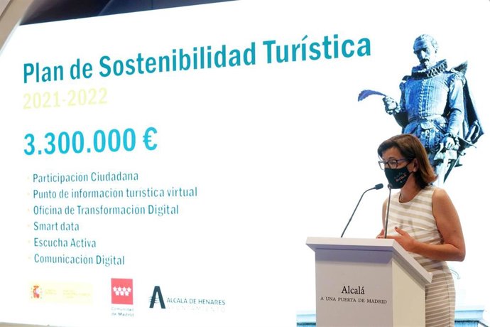 La concejala de Turismo de Alcalá de Henares, María Aranguren, ha presentado este miércoles en Fitur el Plan de Sostenibilidad Turística