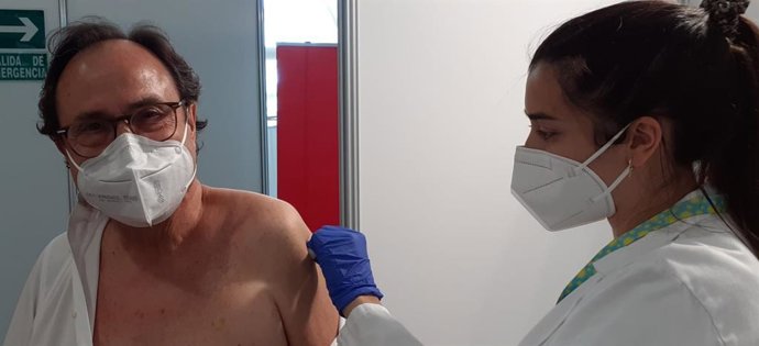 El conseller de Hacienda, Vicent Soler, recibe la segunda dosis