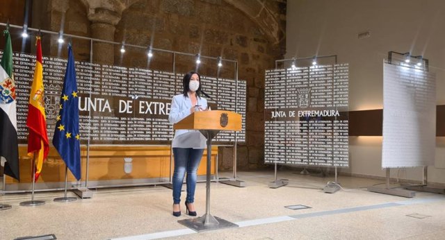 La consejera de Educación y Empleo, Esther Gutiérrez, en rueda de prensa