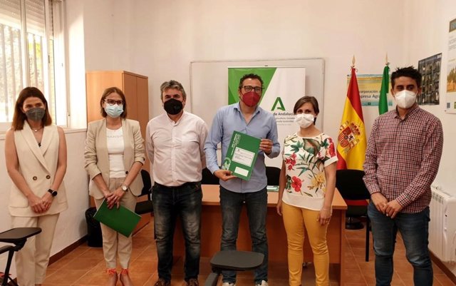 La delegada de Agricultura, Ganadería y Pesca de la Junta en Jaén, Soledad Aranda, entrega resoluciones de líneas de ayudas en la Oficina Comarcal Agraria de Beas de Segura.