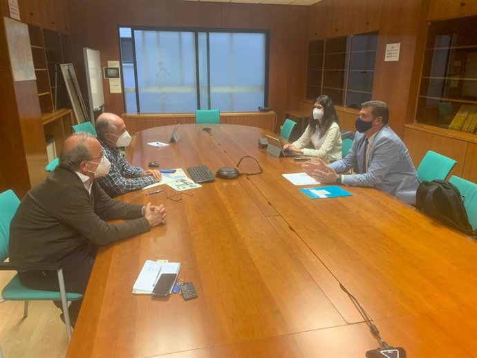 La directora general del Mar Menor, Miriam Pérez, y el director general de Medio Natural, Fulgencio Perona, durante su encuentro con el director general de Biodiversidad, Bosques y Desertificación del Gobierno de España, Jorge Manríquez.