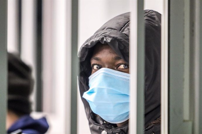 Archivo - 15 November 2020, Spain, Malaga: A migrant wearing a face mask waits at the Port of Malaga after he arrived with a group of migrants following their rescue from a dinghy in the Mediterranean Sea. Photo: Lorenzo Carnero/ZUMA Wire/dpa