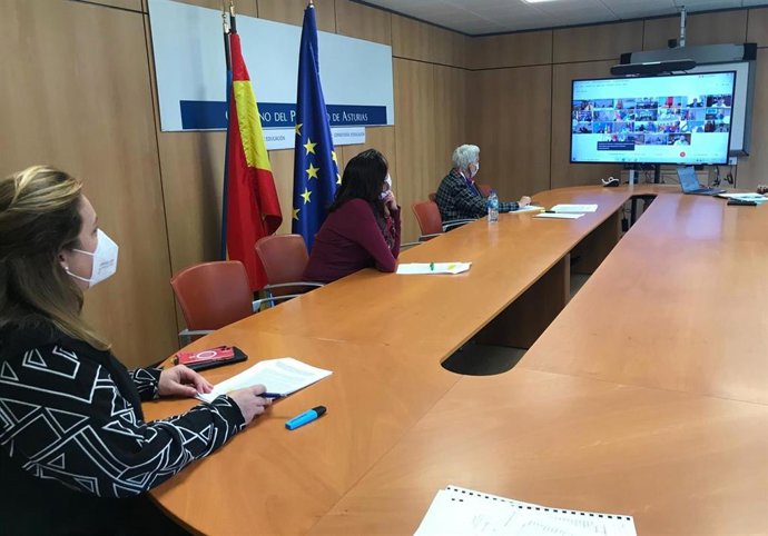 Carmen Suárez, al fondo