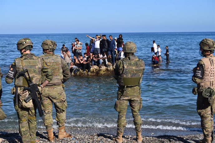Un militar del ejército español colabora en la orilla en una jornada marcada por las devoluciones en caliente que están efectuando a los migrantes que han entrado en Ceuta procedente de Marruecos, a 18 de mayo de 2021, en Ceuta, (España). Al menos 2.700