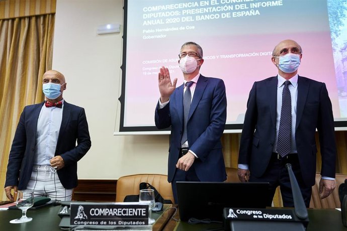 (I-D) El vicepresidente primero de la mesa, Antonio Hurtado; el gobernador del Banco de España, Pablo Hernández de Cos y el presidente de la mesa, Celso Luis Delgado en la Comisión de Asuntos Económicos y Transformación Digital del Congreso