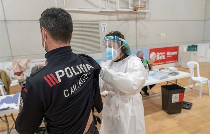 Archivo - Un agente recibe la primera dosis de la vacuna contra el coronavirus