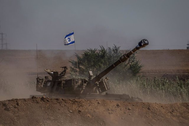 19 May 2021, Israel, Sderot: An Israeli tank stands at the Israeli-Gaza border near Sderot, amid the escalating flare-up of Israeli-Palestinian violence. Photo: Ilia Yefimovich/dpa
