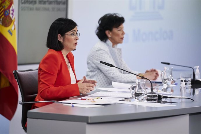 La ministra de Sanidad, Carolina Darias (d), y la ministra de Educación, Isabel Celaá, durante una rueda de prensa tras la reunión del Consejo Interterritorial del Sistema Nacional de Salud, a 19 de mayo de 2021, en Madrid (España). Durante la reunión d