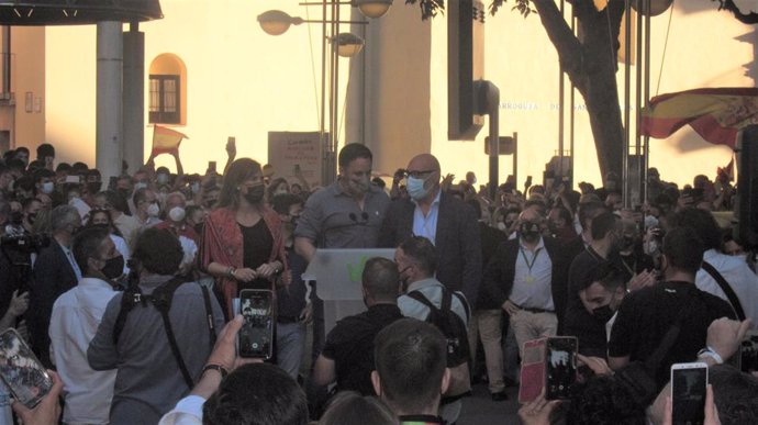 Acto de Santiago Abascal en Córdoba junto a la portavoz nacional de Vox y diputada en el Congreso por Málaga, Patricia Rueda, y el diputado autonómico por Córdoba y exportavoz del grupo parlamentario en la Cámara andaluza, Alejandro Hernández.