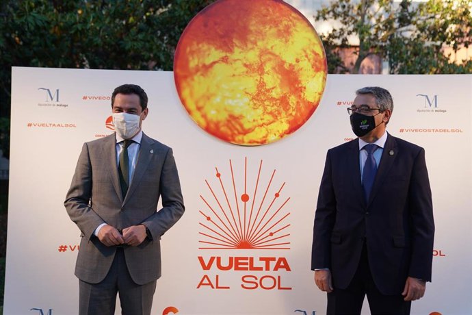 Los presidentes de la Junta de Andalucía, Juanma Moreno (izquierda) y de la Diputación de Málaga y Turismo Costa del Sol, Francisco Salado (derecha) en el evento 'La Vuelta al Sol' celebrado en el marco de Fitur 2021 en Madrid.