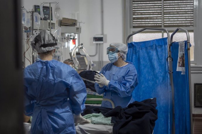 19 May 2021, Argentina, Firmat: A medical workers wear personal protective equipment (PPE) as they tend COVID-19 patients inside the Intensive Care Unit (ICU) of San Martin Hospital. Photo: Patricio Murphy/ZUMA Wire/dpa
