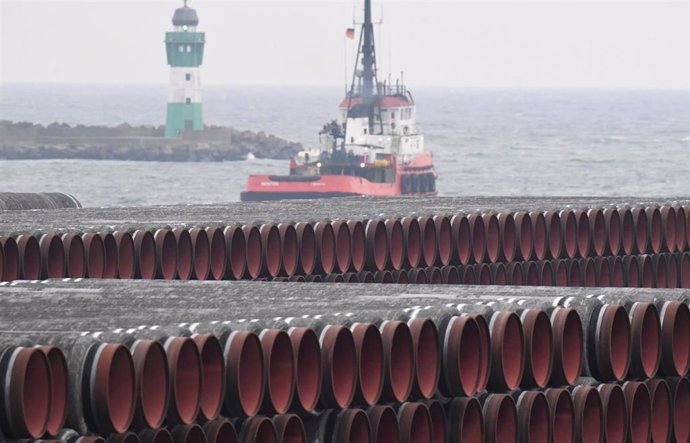 Archivo - Tubos del gasoducto Nord Stream 2 del Mar Báltico almacenados en las instalaciones del puerto de Mukran, cerca de Sassnitz