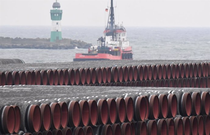Archivo - FILED - 04 December 2020, Mecklenburg-Western Pomerania, Sassnitz-Mukran: Pipes of the Nord Stream 2 Baltic Sea gas pipeline are seen stored on the premises of the Mukran Port near Sassnitz. The United States is waiving sanctions on the compan