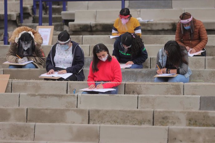 Archivo - Estudiantes en el examen de admisión a la universidad en el Estadio Olímpico Universitario.