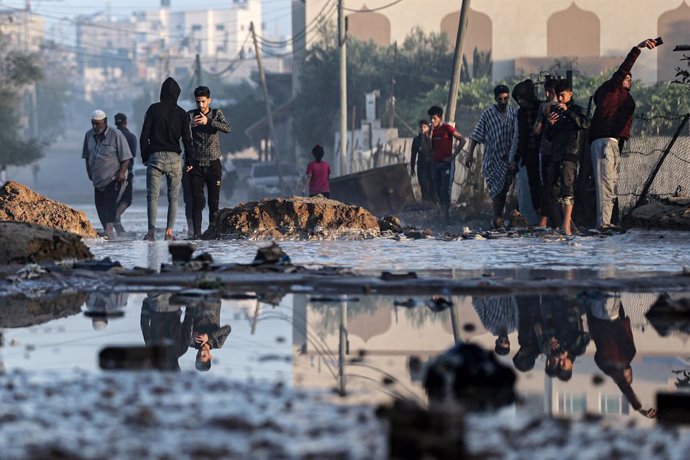 Palestins inspeccionen els danys després dels atacs aeris israelians en Jan Yunis.