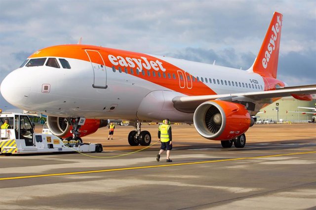 17 May 2021, United Kingdom, London: Passengers check in for the first holiday and leisure flight to take-off at Gatwick Airport, as easyJet relaunch flights from the UK to green-lit destinations for the first time this year. Photo: David Parry/PA Wire/dp