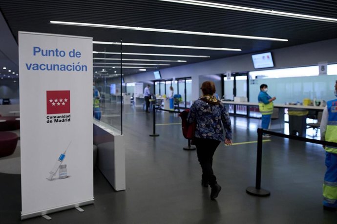 Archivo - Varias personas en el dispositivo de vacunación puesto en marcha en las instalaciones del Wanda Metropolitano