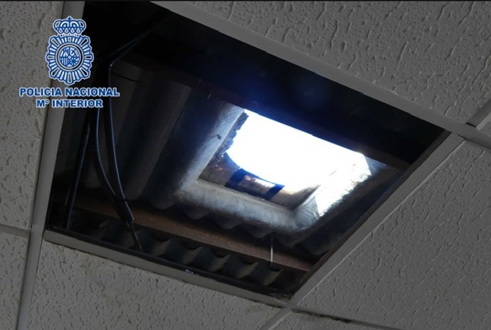 Butrón practicado en el techo de una nave industrial