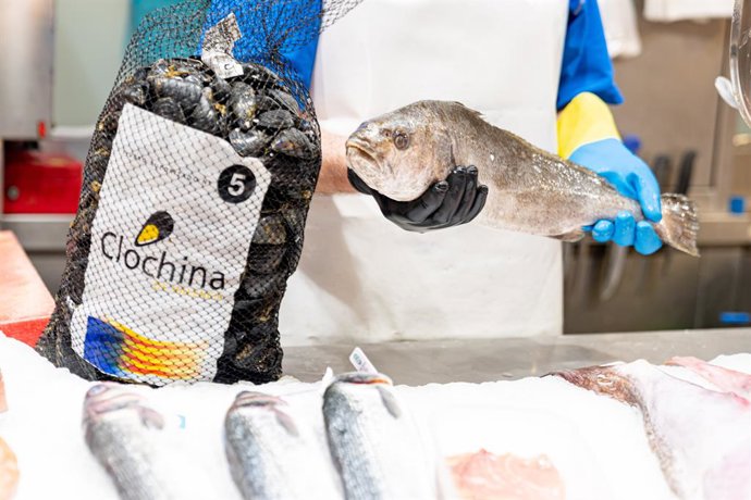 Clóchinas y pescado en el Mercado Central