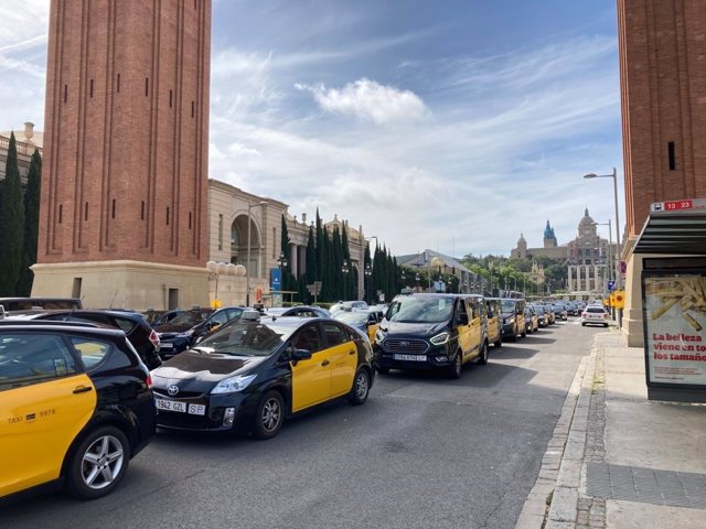 Unos 300 taxistas se manifiestan en Barcelona para exigir que las VTC cumplan la normativa