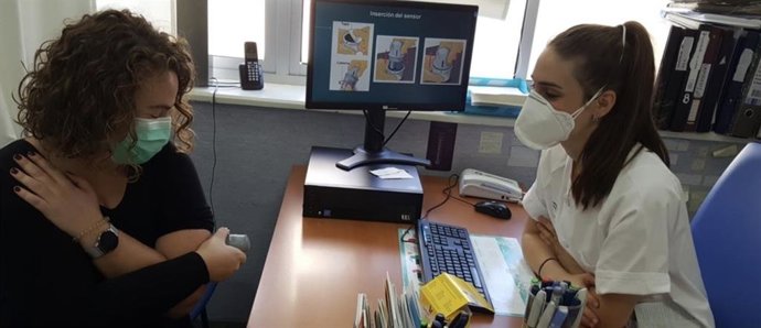 Archivo - Una paciente con el dispositivo que ha permitido mejorar la calidad de vida de pacientes diabéticos tipo 1