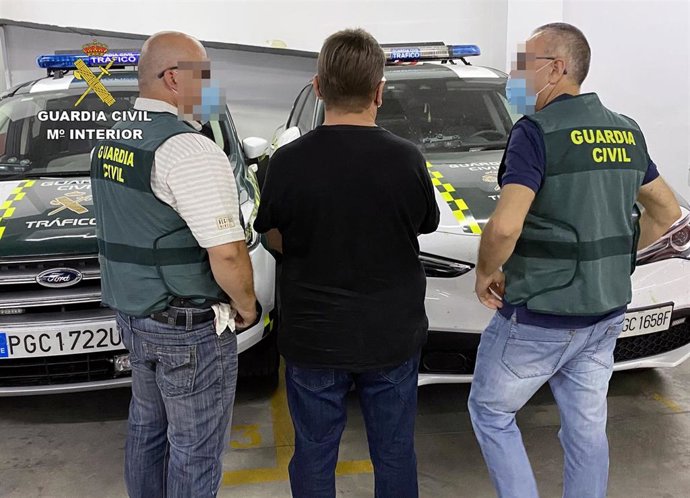 Agentes de la Uardia Civil, durante la operación