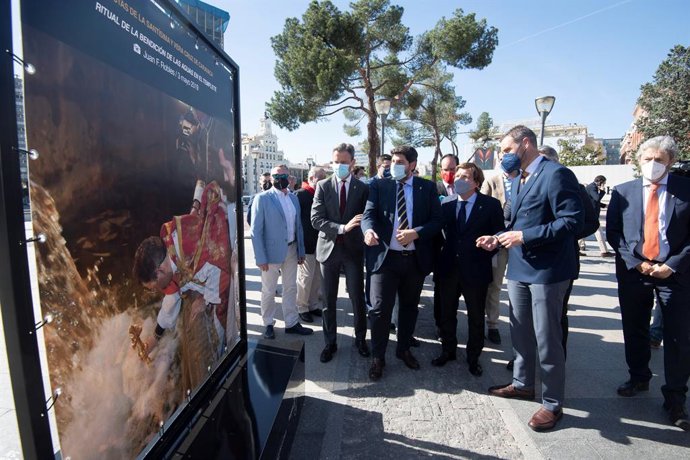 López Miras y Martínez-Almeida inaugura n la exposición fotográfica de la fiestas de Caravaca de la Cruz