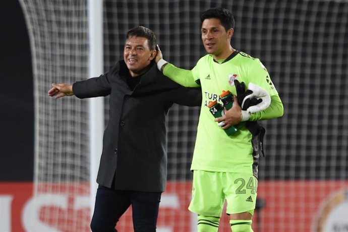 El entrenador de River Plate, Marcelo Gallardo, con el 'portero' Enzo Pérez, centrocampista que tuvo que ejercer de guardameta en el triunfo sobre Santa Fe (2-1) en la Libertadores, en pleno brote de coronavirus en 'El Millonario'