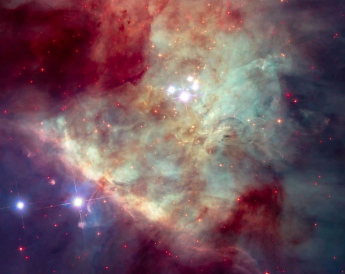 La Barra de Orión es una característica diagonal, similar a una cresta, de gas y polvo en el cuadrante inferior izquierdo de esta imagen de la Nebulosa de Orión.