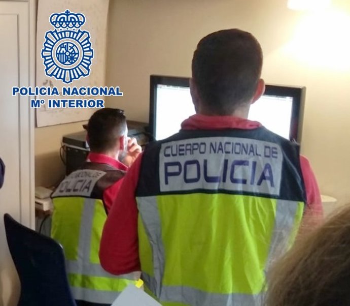 Dos agentes de Policía Nacional en una investigación