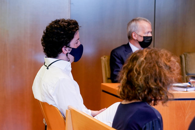 Francisco Nicolás Gómez Iglesias, más conocido como el Pequeño Nicolás, sentado en el banquillo de los acusados para declarar en un juicio en la Audiencia Provincial de Madrid