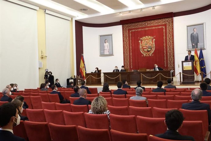 El Rey Felipe VI durante la entrega de despachos a la 72 promoción de la Carrera Diplomática