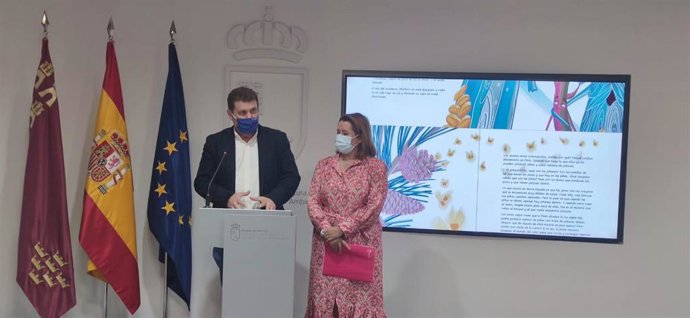 El director general del Medio Natural, Fulgencio Perona, y la subdirectora de Innovación Educativa y Atención a la Diversidad, María del Mar Sánchez, durante la presentación del cuento 'El misterio de Sierra Espuña'.