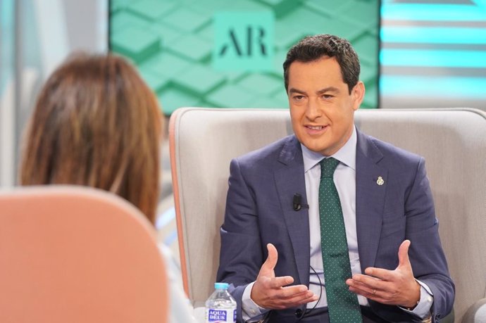 El presidente de la Junta de Andalucía, Juanma Moreno, en una entrevista en Telecinco.