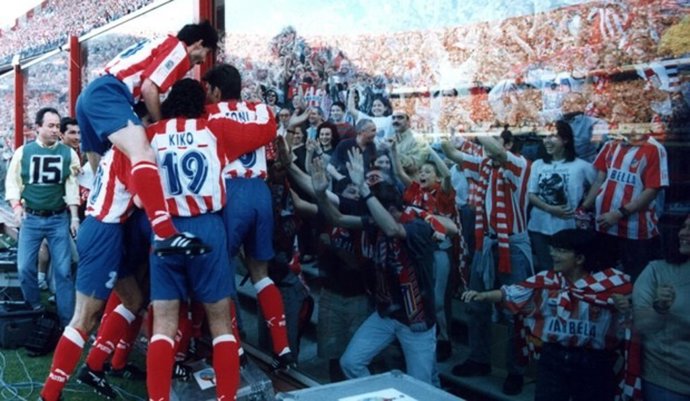 Los jugadores del Atlético celebran el gol de Simeone ante el Albacete en el partido decisivo por la Liga de 1995-1996