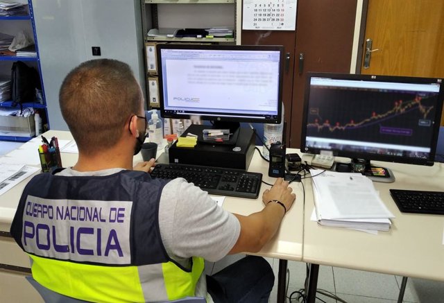 Detenidos dos hombres en Elche por una supuesta estafa de 100.000 euros en bolsa a un empresario