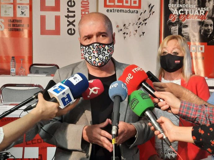 El secretario general de CCOO, Unai Sordo, en declaraciones a los medios junto a la secretaria general de CCOO de Extremadura, Encarna Chacón, con motivo de la celebración del XI Congreso Regional del sindicato en la comunidad
