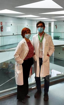 En la imagen dos enfermeros del equipo premiado, Alejandro García y Natividad Figueroa