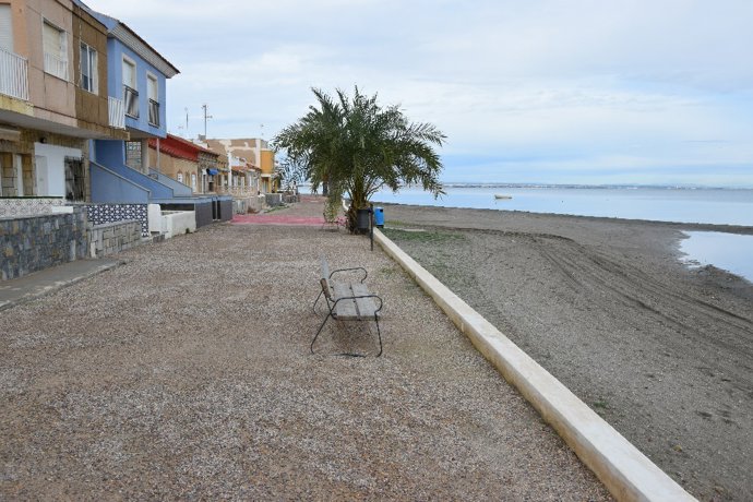 Imagen del paseo marítimo de Los Urrutias