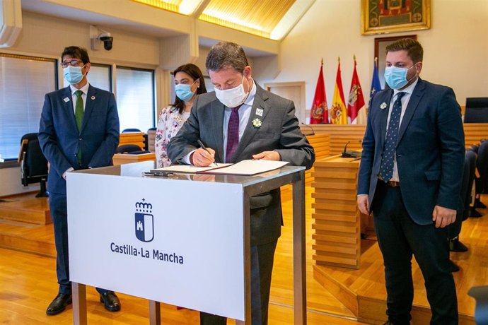 El presidente de Castilla-La Mancha, Emiliano García-Page, firma un convenio de colaboración en materia de infraestructuras viarias con la alcaldesa de Ciudad Real, Pilar Zamora, en el Ayuntamiento de la capital.