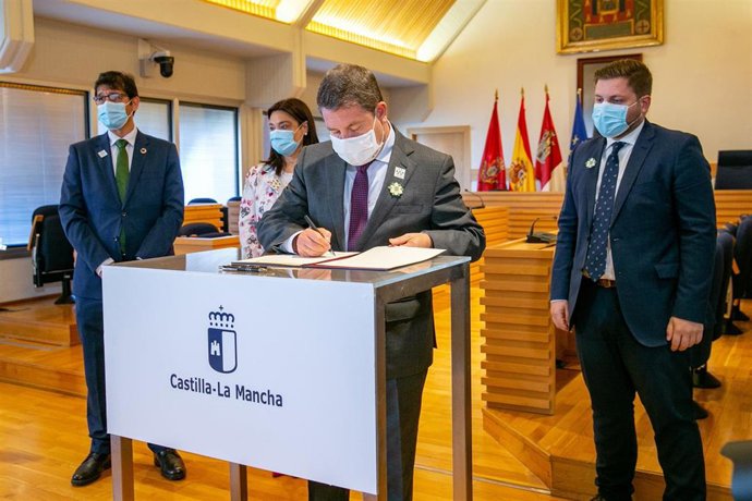 El presidente de Castilla-La Mancha, Emiliano García-Page, firma un convenio de colaboración en materia de infraestructuras viarias con la alcaldesa de Ciudad Real, Pilar Zamora, en el Ayuntamiento de la capital.
