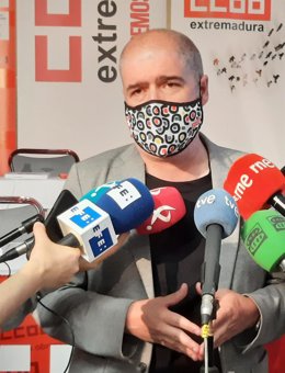 El secretario general de CCOO, Unai Sordo, en declaraciones a los medios con motivo del XI Congreso Regional de CCOO de Extremadura