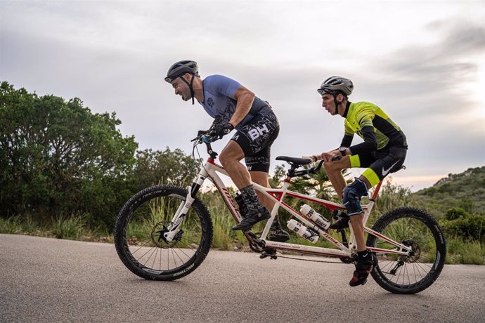 Archivo - El youtuber Valentí Sanjuán y el deportista con discapacidad Álex Roca pedalearán entre Barcelona y Madrid por la inclusión en el deporte.