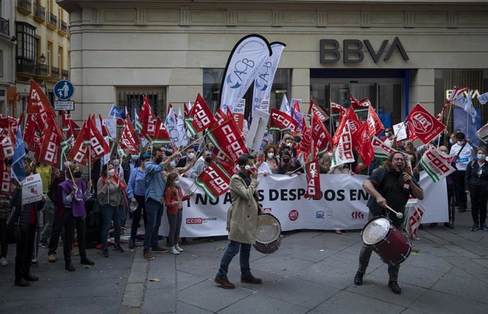 Trabajadores de BBVA se concentran ante una de las oficinas en contra de los despidos, a 10 de mayo de 2021, en Sevilla (Andalucía, España).