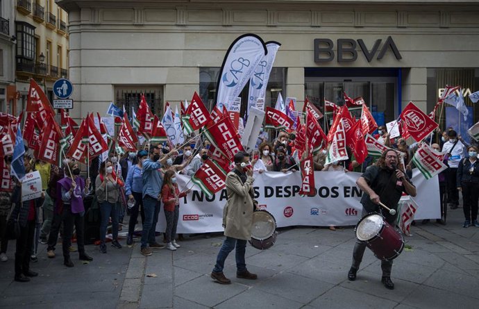 Trabajadores de BBVA se concentran ante una de las oficinas en contra de los despidos, a 10 de mayo de 2021, en Sevilla (Andalucía, España).