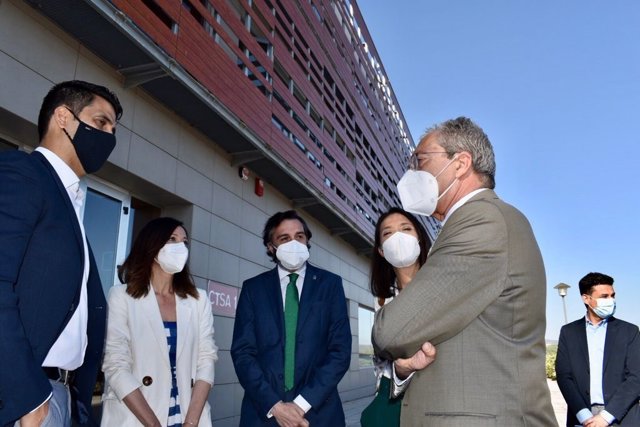 Rogelio Velasco (d), en su visita a Innovasur.