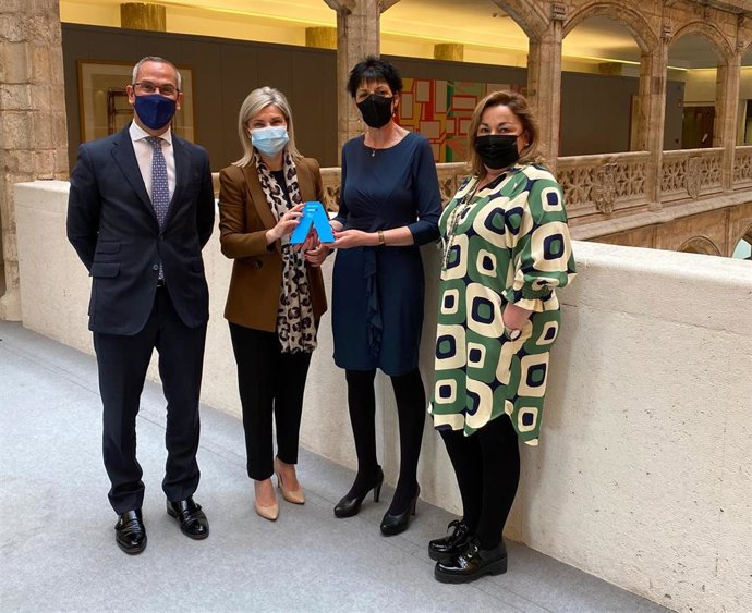 Entrega a Maite Regaira del galardón como ganadora de la fase territorial de CyL del Premio A Mujer Profesional Autónoma.