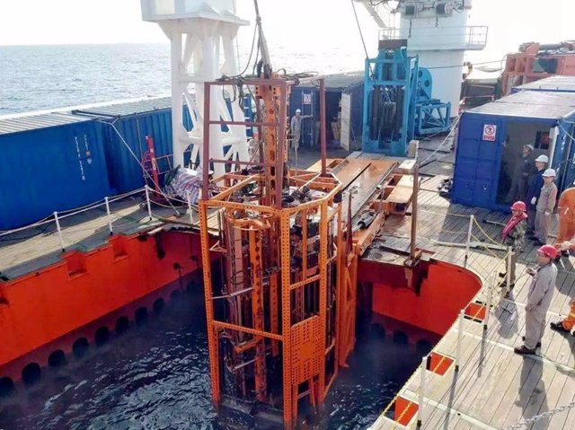 La máquina perforadora de aguas profundas Hainiu II de China realiza una perforación de prueba.