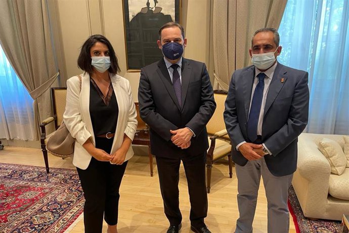 La concejala de Turismo de Álora, Desireé Cortes, el ministro de Fomento, José Luis Ábalos y el alcalde de Álora, Francisco Martínez