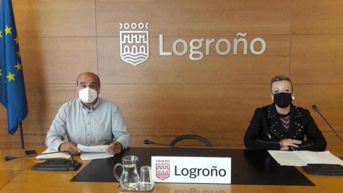 La concejal, Beatriz Nalda, junto a Alberto Martínez